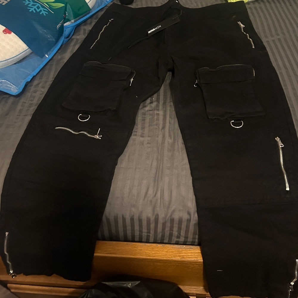 Men's black cargo pants